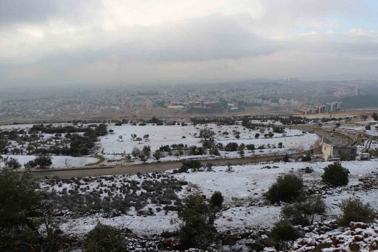 KİLİS'İN YÜKSEK KESİMLERİNDE KAR YAĞIŞI ETKİLİ OLURKEN RESUL OSMAN DAĞI BEYAZA...