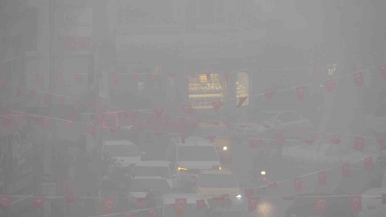 KİLİS'TE SABAH SAATLERİNDE ETKİLİ OLAN SİS, KENTTE ÖĞLENE KADAR GÖRÜŞ MESAFESİNİ...