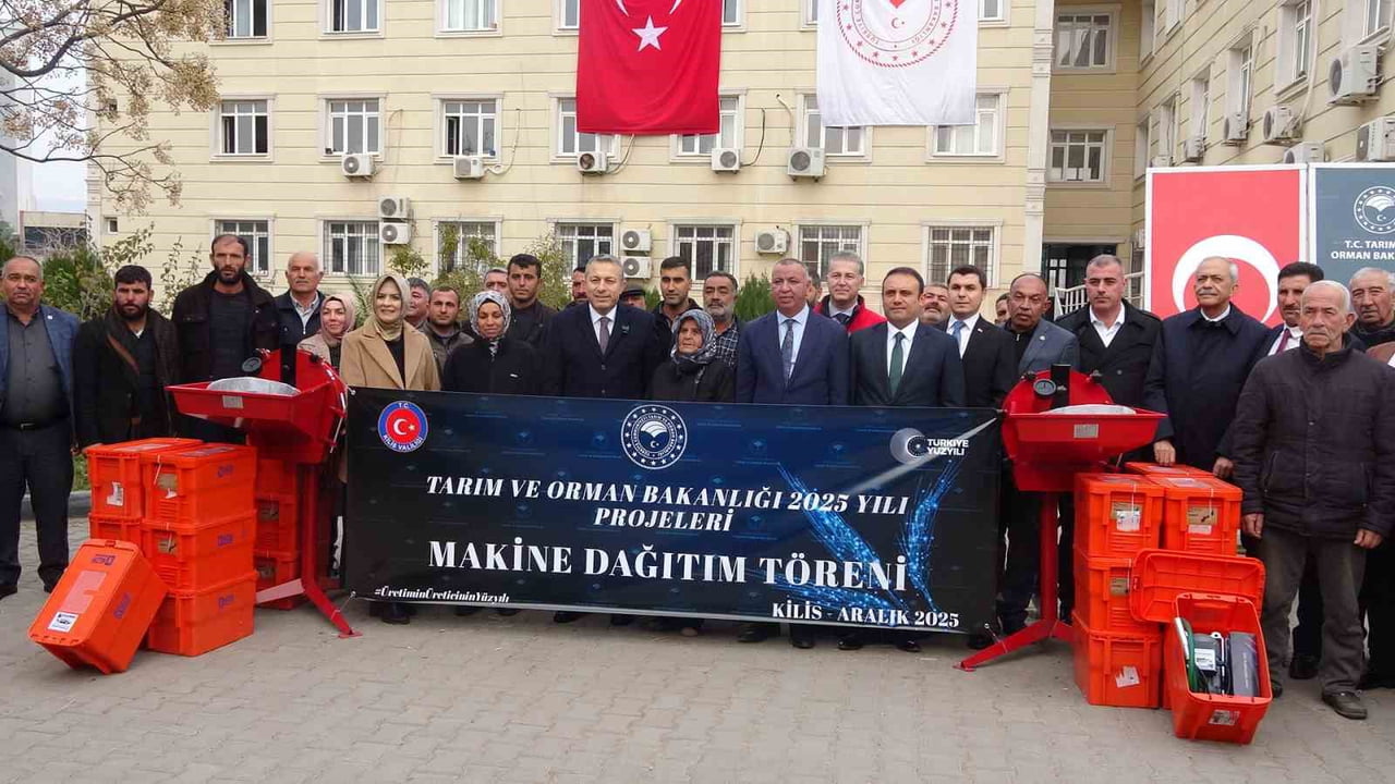 KİLİS’TE ÜRETİCİLERE HİBE DESTEKLİ TARIM VE HAYVANCILIK EKİPMANLARI DAĞITILDI