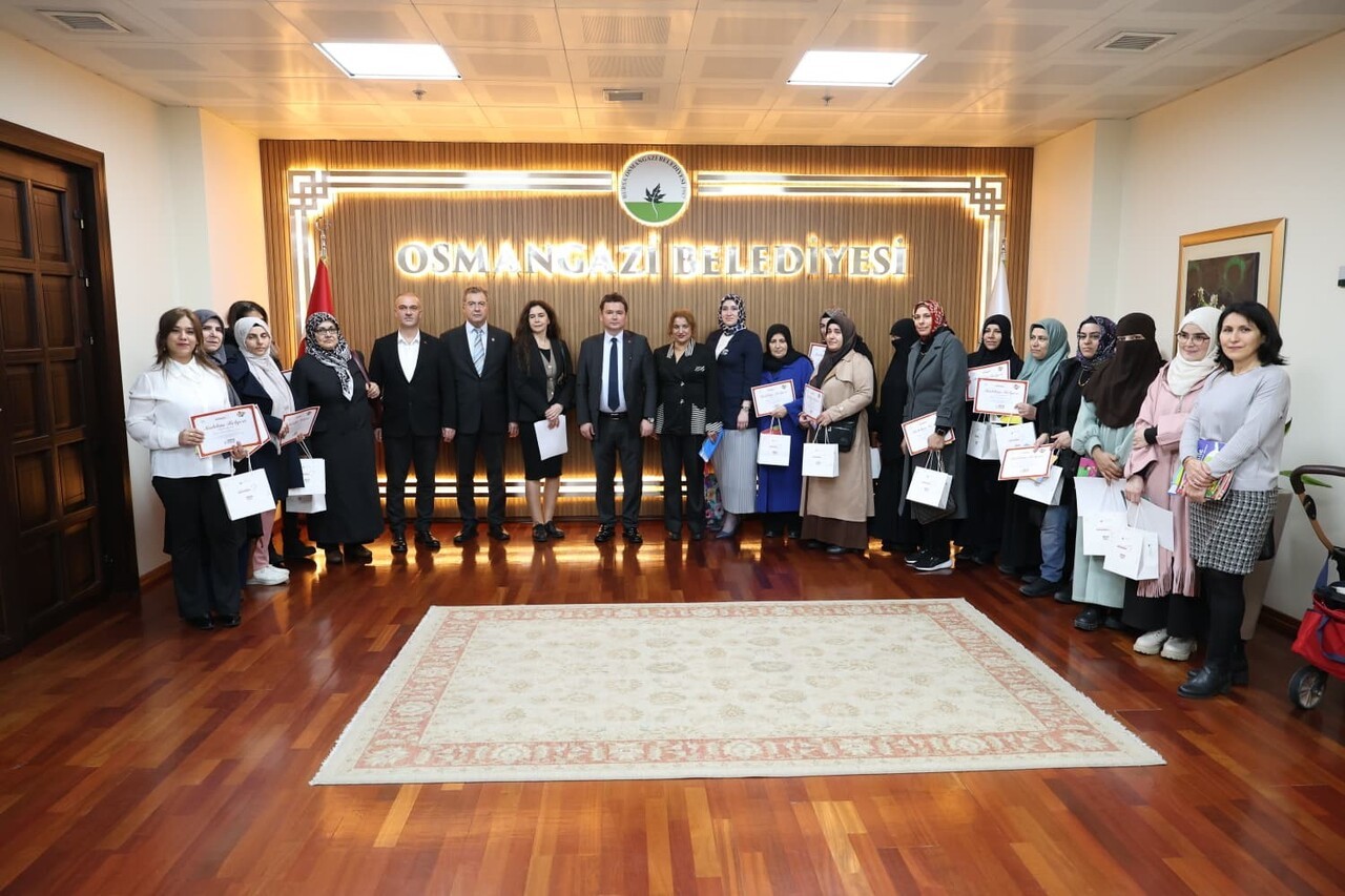 KİMİ 30 YAŞINDA KİMİ 70 YAŞINDA. KİMİ, KİTAP YAZMAK, KİMİ TIR ŞOFÖRÜ OLMAK İSTİYOR. OSMANGAZİ...