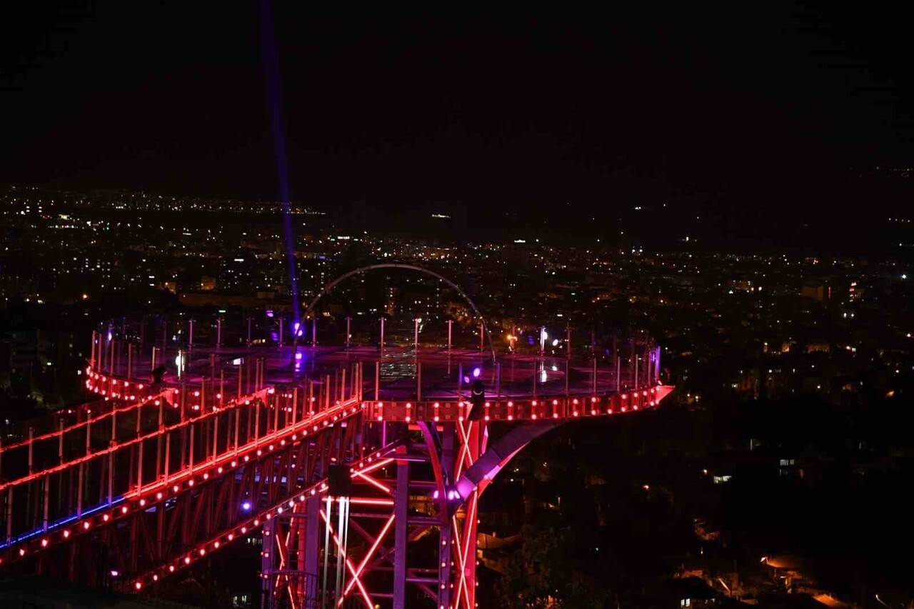 KİRAZLIDERE'DE BULUNAN CAM SEYİR TERASI, FARKINDALIK OLUŞTURMAK AMACIYLA KIRMIZI RENKTE...