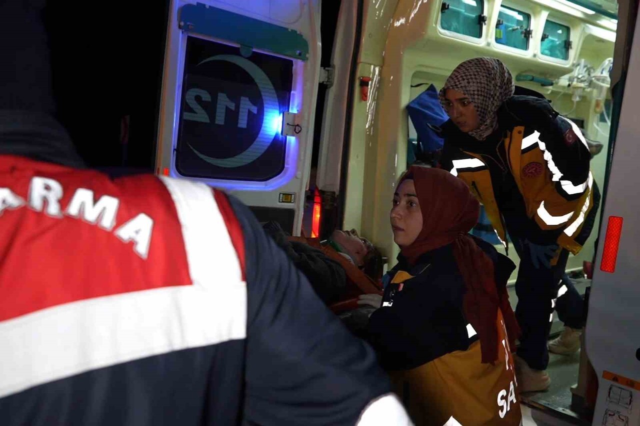 KIRIKKALE'DE KONTROLDEN ÇIKAN OTOMOBİLİN TAKLA ATTIĞI KAZADA AYNI AİLEDEN 3 KİŞİ YARALANDI.