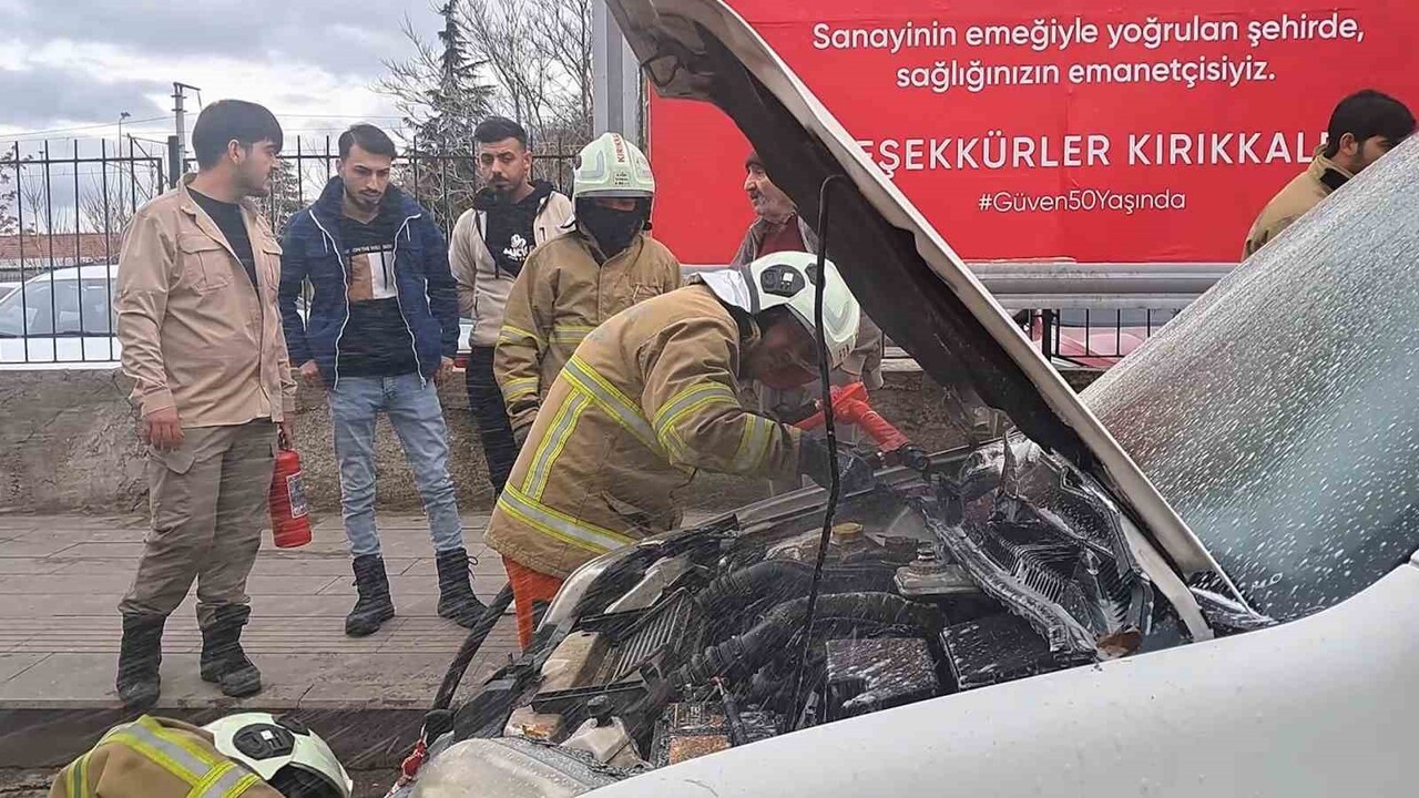 KIRIKKALE'DE SEYİR HALİNDEKİ BİR ARACIN MOTOR BÖLÜMÜNDE ÇIKAN YANGIN, OLAY YERİNE SEVK EDİLEN...