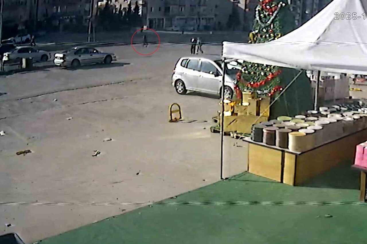 KIRIKKALE'DE YOLUN KARŞISINA GEÇMEK İSTERKEN OTOMOBİLİN ÇARPTIĞI YAŞLI KADIN YARALANDI. KAZA ANI...