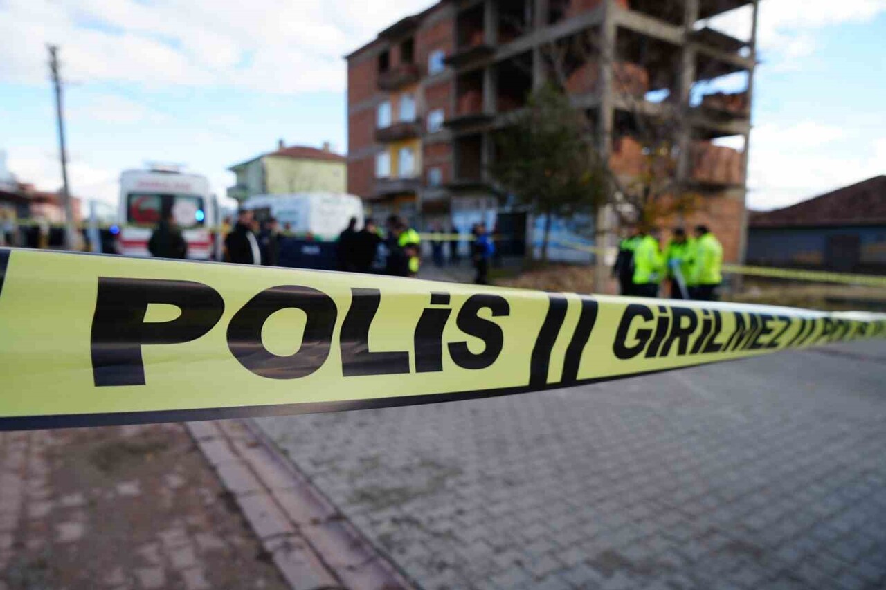 KIRIKKALE'DE YOLUN KARŞISINA GEÇMEK İSTEYEN YAŞLI KADIN, KAMYONUN ÇARPMASI SONUCU OLAY YERİNDE...