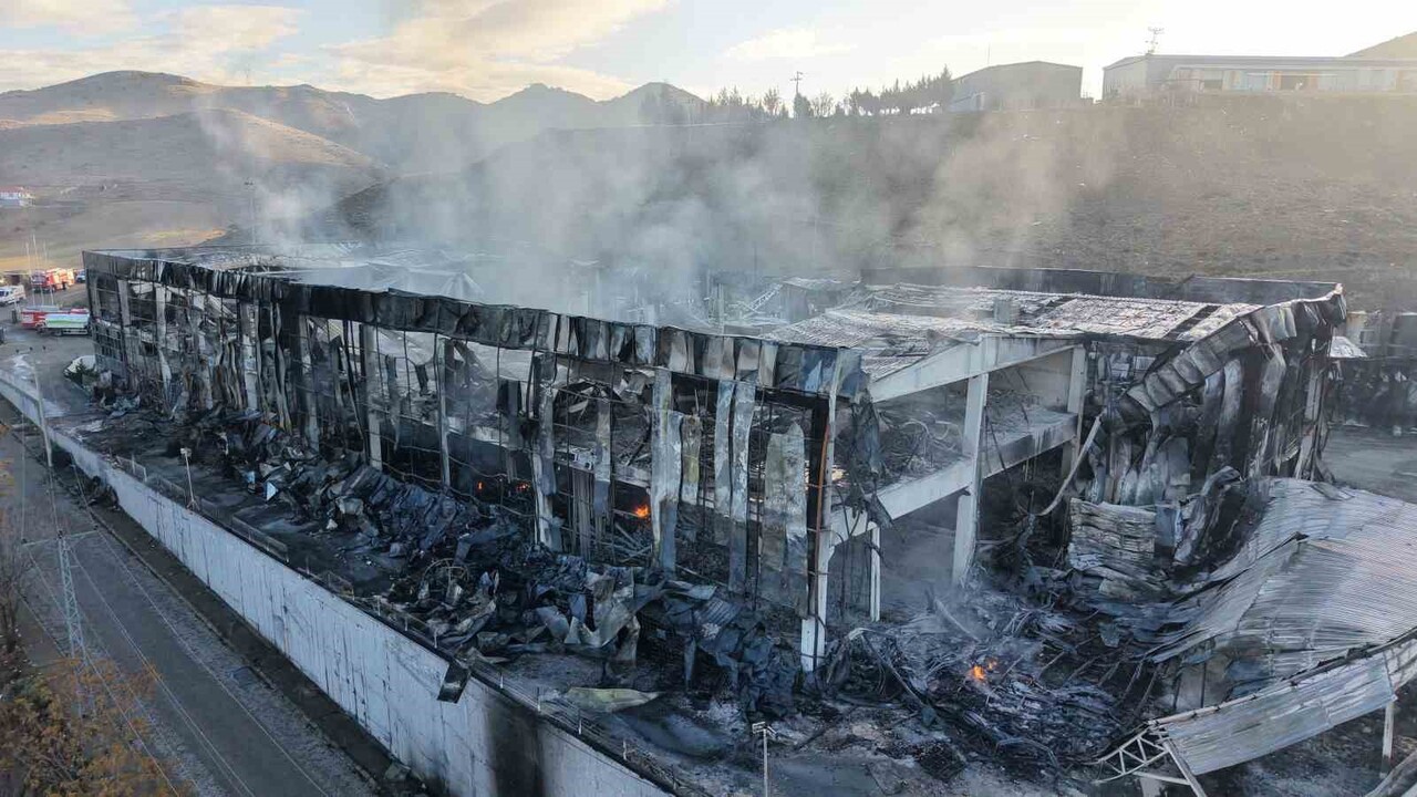 KIRIKKALE'NİN YAHŞİHAN İLÇESİNDE MADENİ YAĞ ÜRETİMİ YAPAN FABRİKANIN, YANGIN SONRASI ENKAZA DÖNEN...