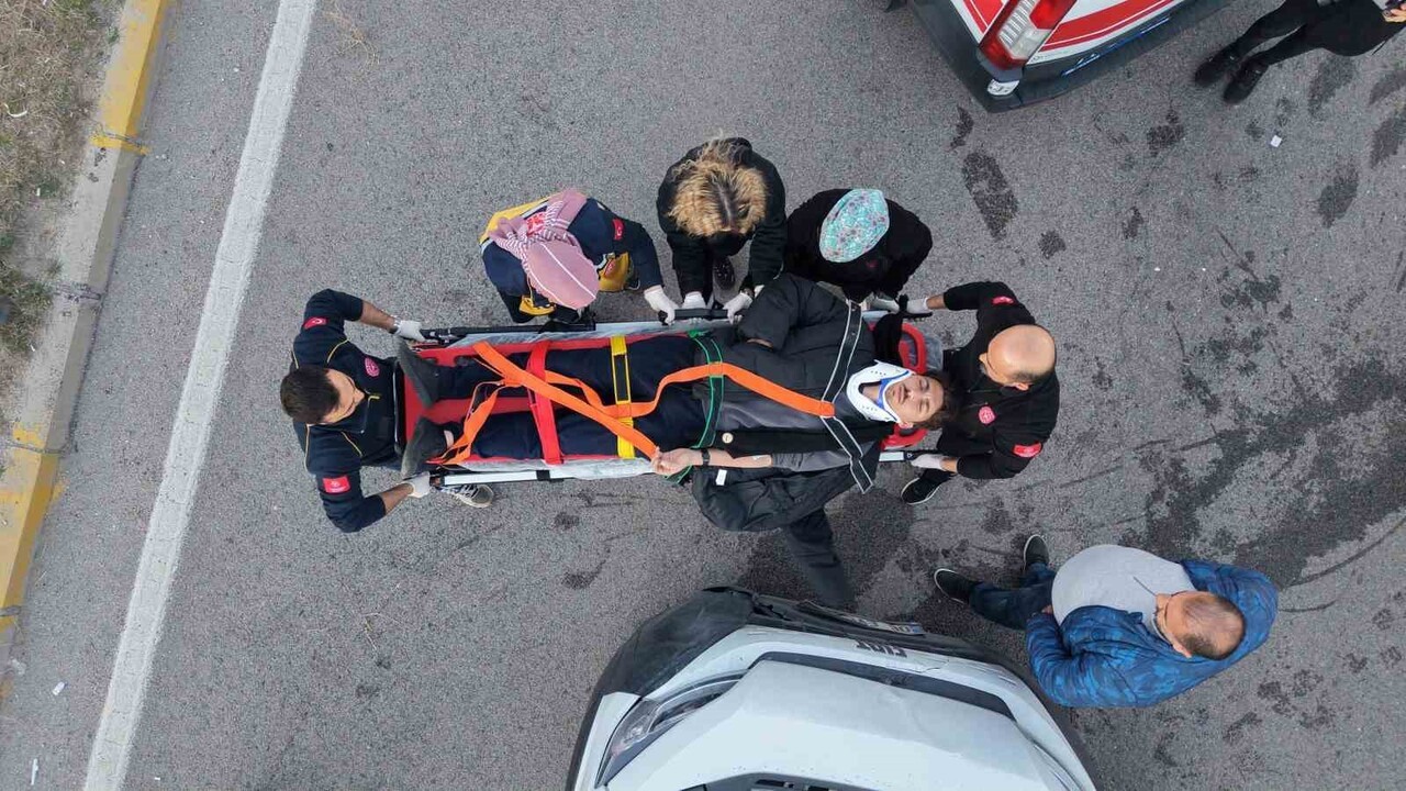 KIRIKKALE’DE 3 SERVİS ARACININ KARIŞTIĞI ZİNCİRLEME TRAFİK KAZASINDA 10 İŞÇİ YARALANDI.