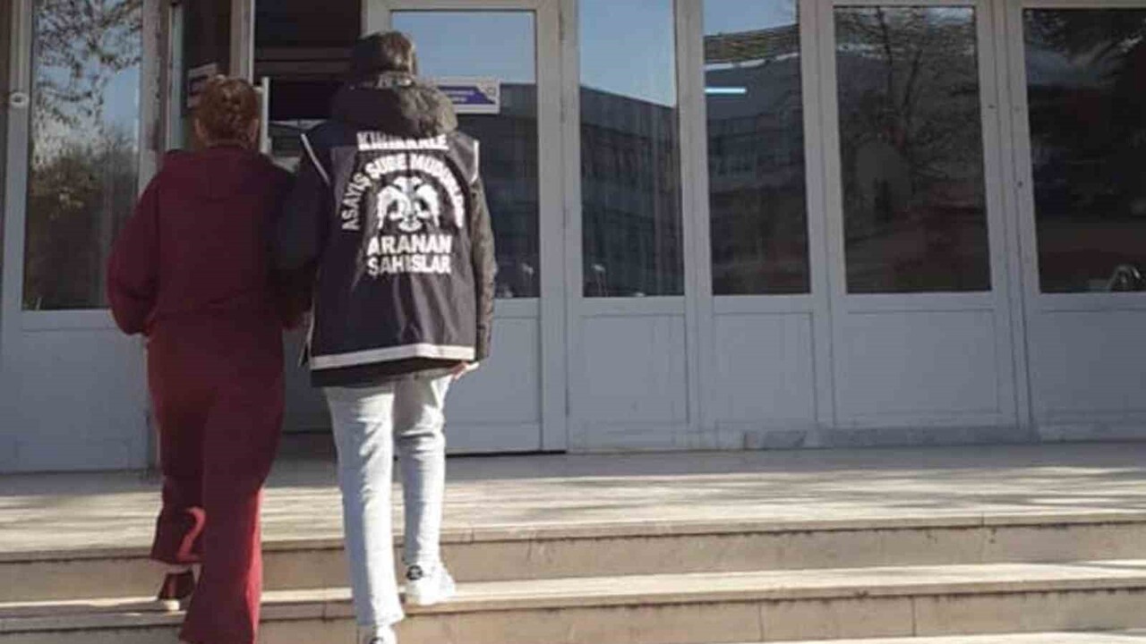 KIRIKKALE’DE HAKKINDA18 YIL 10 AY KESİNLEŞMİŞ HAPİS CEZASI BULUNAN FİRARİ KADIN, POLİS EKİPLERİNCE...