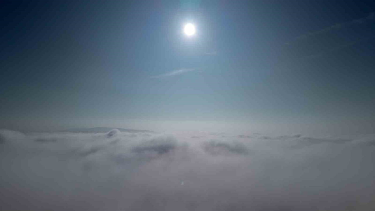 KIRIKKALE’DE KENT MERKEZİNDE ETKİLİ OLAN SİS TABAKASIYLA OLUŞAN MANZARA HAVADAN...