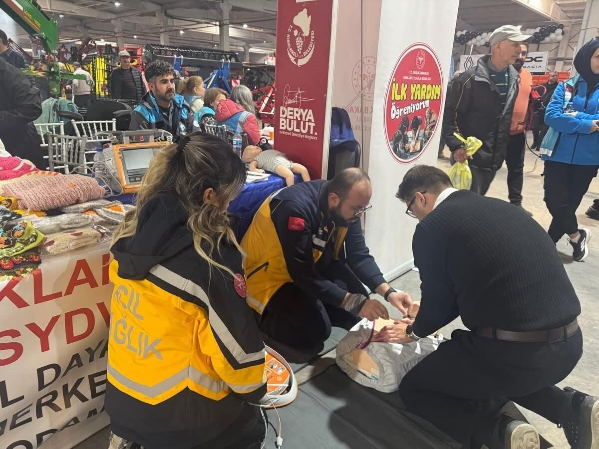 KIRKLARELİ İL SAĞLIK MÜDÜRLÜĞÜ UZMAN EKİPLERİ, TARIM FUARI ALANINDA KURDUKLARI SAĞLIK STANDINDA...