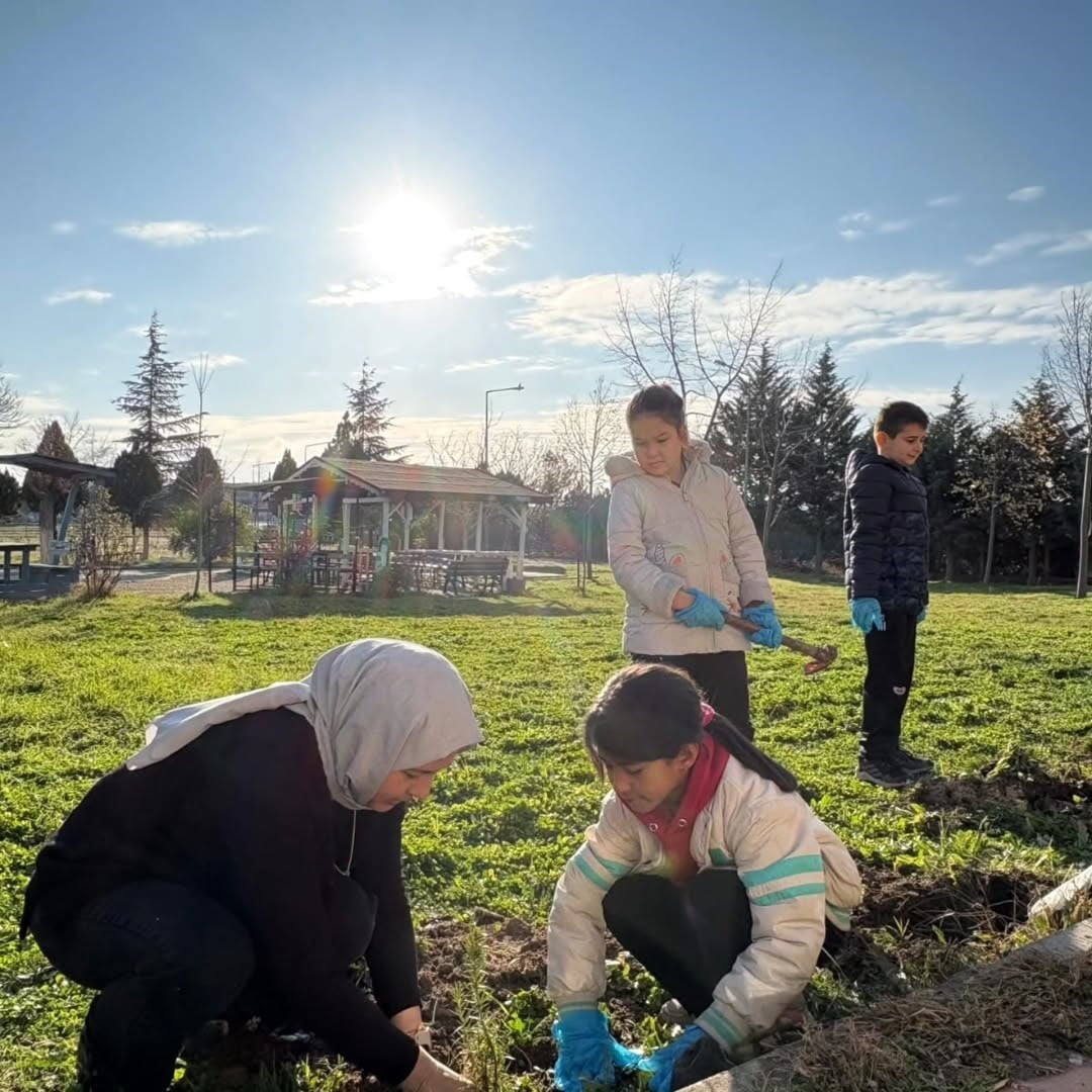 KIRKLARELİ’NİN PINARHİSAR İLÇESİNDE, ÖĞRENCİLERE ÇEVRE BİLİNCİ KAZANDIRMAK AMACIYLA FİDAN DİKİM...