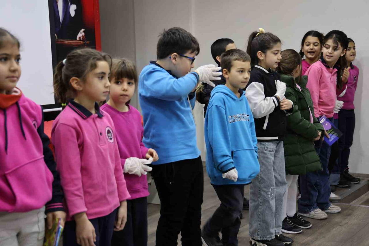 KIRŞEHİR'DE MATEMATİK ÖĞRETMENİ, MEZUN OLDUĞU CUMHURİYET İLKÖĞRETİM OKULU'NDA DÜZENLENEN...