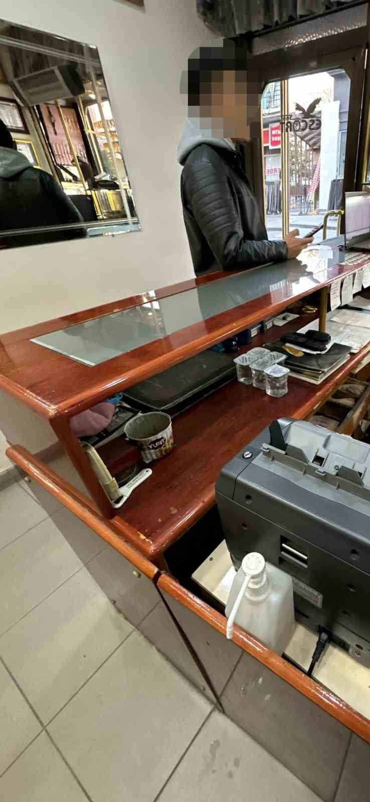 KIRŞEHİR'DE SAHTE ALTINI PİYASAYA SÜRMEK İSTEYEN BİR KİŞİ, KUYUMCUNUN DİKKATİ SAYESİNDE YAKAYI ELE...