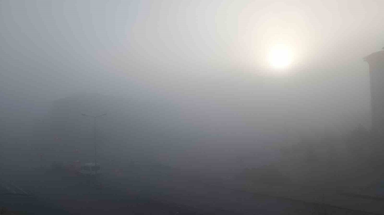 KIRŞEHİR’DE SABAH SAATLERİNDE ETKİLİ OLAN YOĞUN SİS, SÜRÜCÜ VE YAYALARA ZOR ANLAR YAŞATTI. ERKEN...