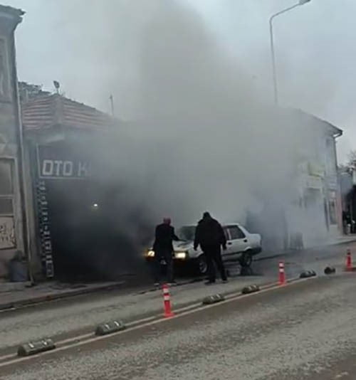 KIRŞEHİR’DE SEYİR HALİNDEYKEN YANMAYA BAŞLAYAN OTOMOBİL, ÇEVREDEKİ ESNAFIN MÜDAHALESİYLE BÜYÜMEDEN...