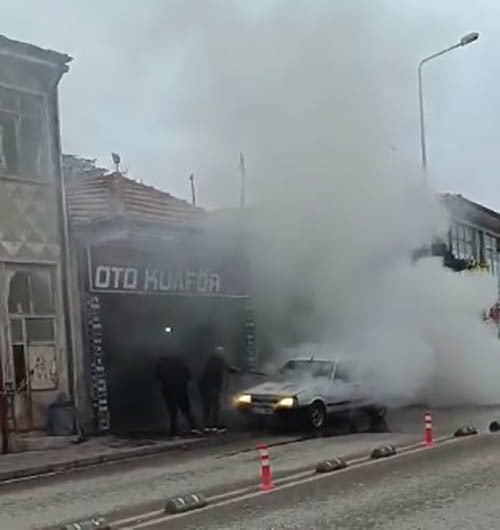 KIRŞEHİR’DE SEYİR HALİNDEYKEN YANMAYA BAŞLAYAN OTOMOBİL, ÇEVREDEKİ ESNAFIN MÜDAHALESİYLE BÜYÜMEDEN...