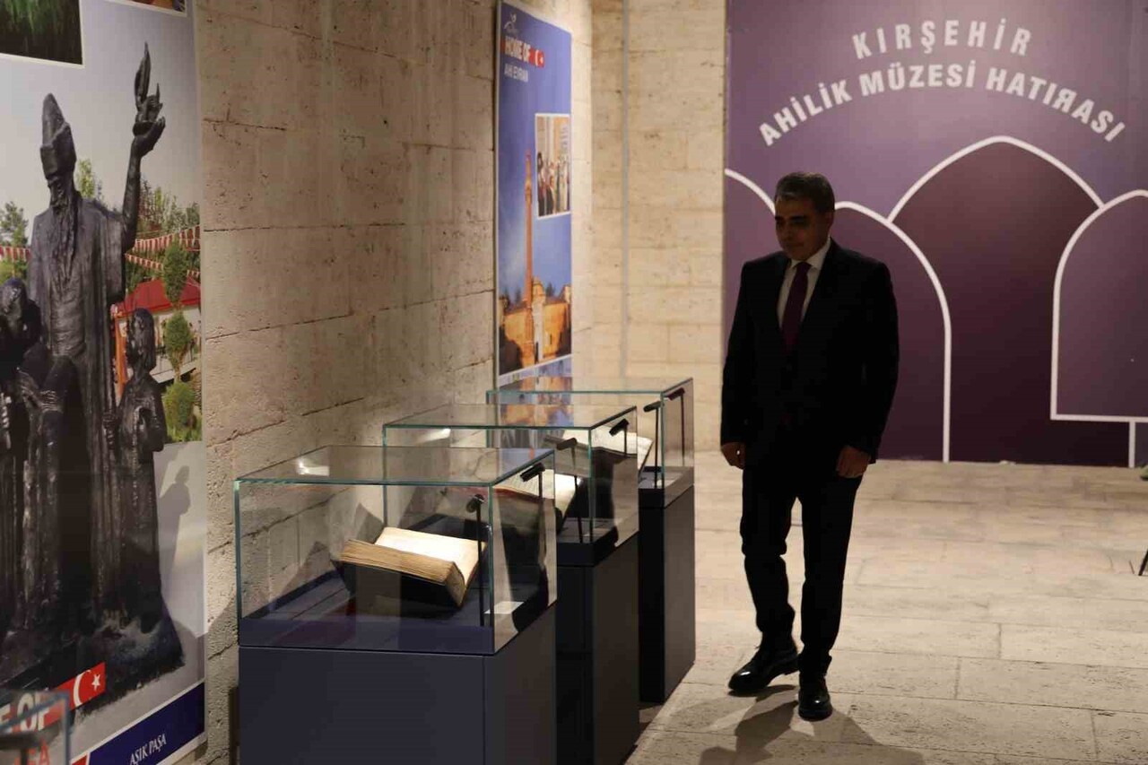 KIRŞEHİR VALİLİĞİ HİMAYESİNDE AHİLİK MÜZESİ BÜNYESİNDE OLUŞTURULAN YAZMA ESERLER SERGİ ALANI, HEM...