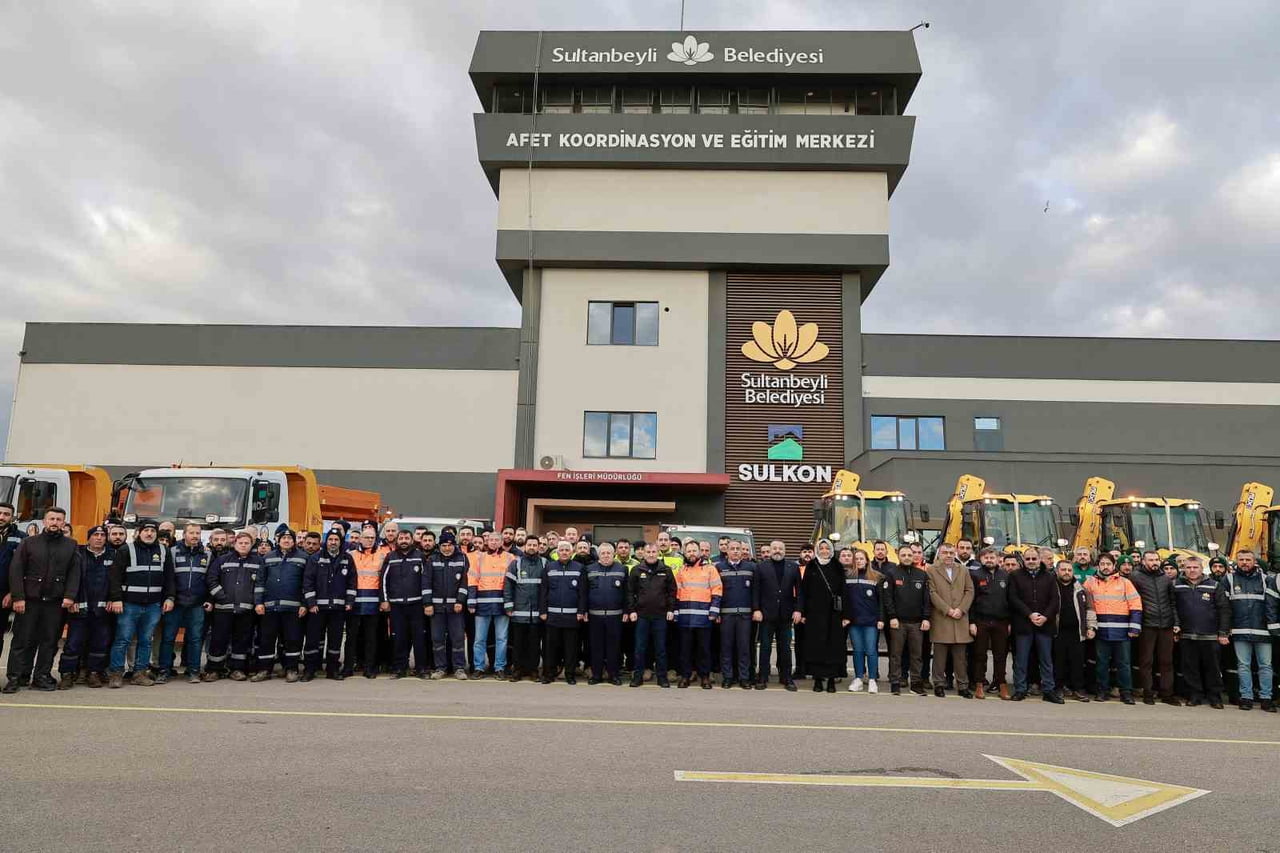 KIŞ HAZIRLIKLARINI YERİNDE DENETLEYİP SAHA PERSONELLERİYLE BİR ARAYA GELEN SULTANBEYLİ BELEDİYE...