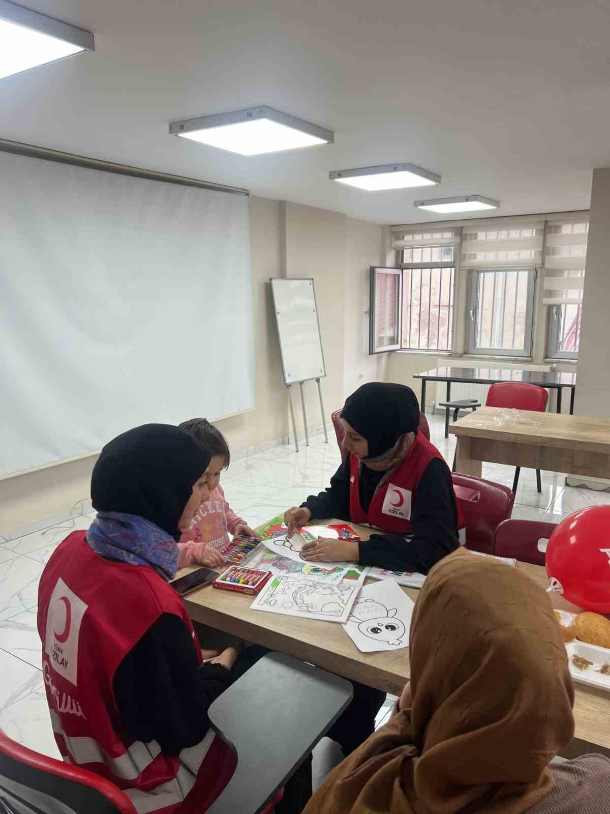 KIZILAY DİYARBAKIR ŞUBESİNDE GÖNÜLLÜLER, OTİZMLİ ÇOCUKLAR VE AİLELERİNİ AĞIRLADI.