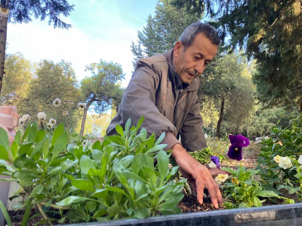 KIZININ MEZARINI GÖRECEK ŞEKİLDE GÜVENLİK KAMERASI TAKTIRAN ACILI BABA İSE, KAMERALARIN DA ARTIK...