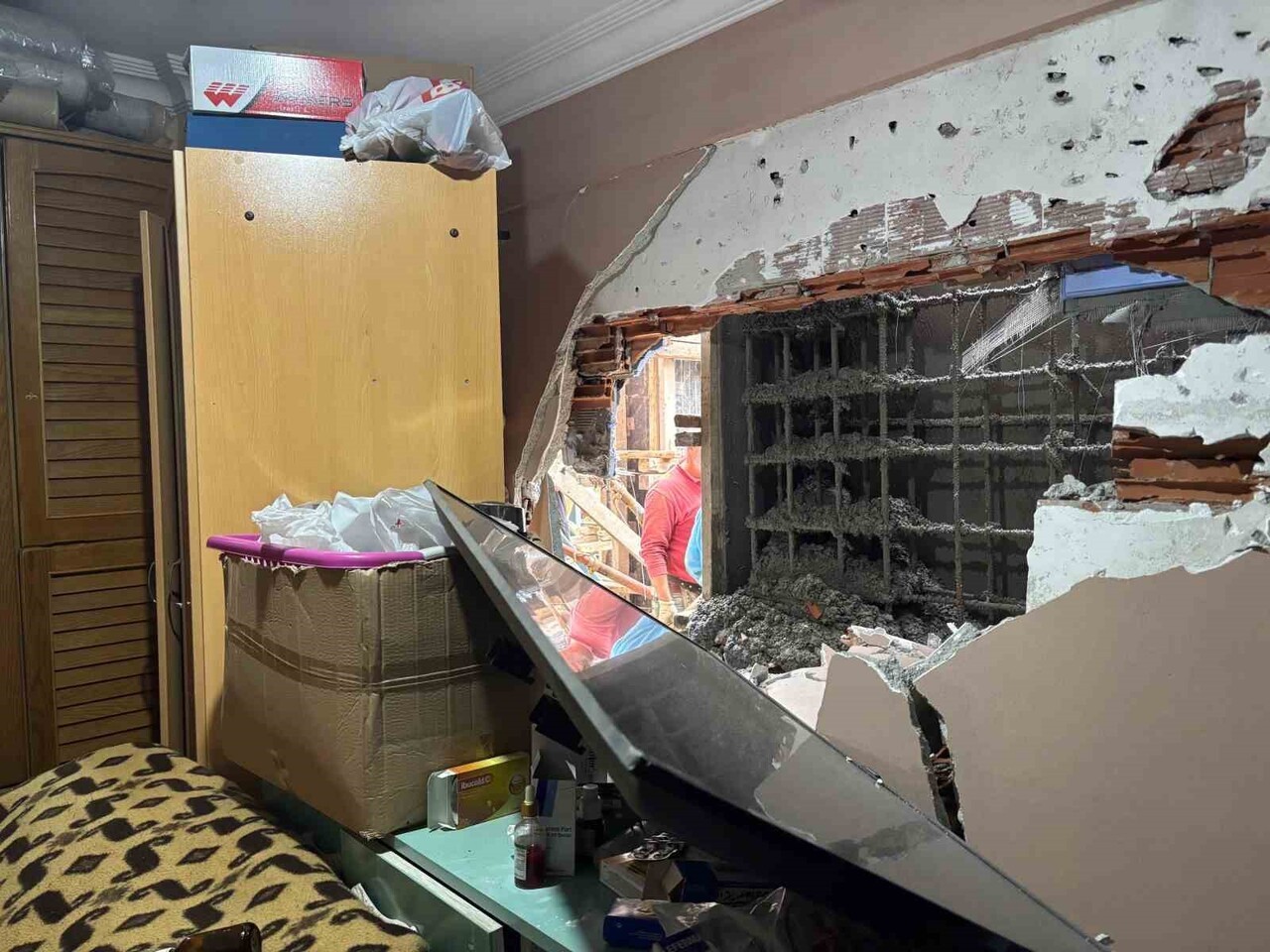 KOCAELİ'DE 5 KATLI BİR APARTMANIN YANINDAKİ İNŞAAT ÇALIŞMASI, 1'İNCİ KATINDAKİ DAİRESİNİN ODASININ...