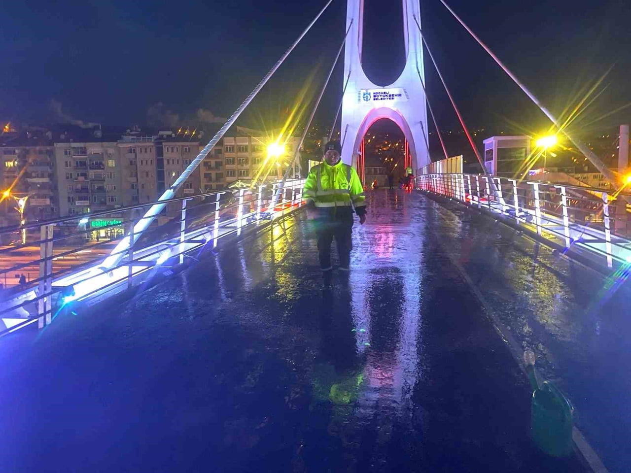 KOCAELİ'DE BELEDİYE EKİPLERİ, KIŞ AYLARINDA VATANDAŞLARIN GÜVENLİ ULAŞIMINI SAĞLAMAK AMACIYLA ÜST...