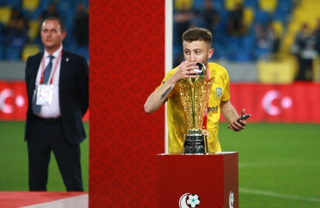 KOCAELİ'DE İKİ GRUP ARASINDA ÇIKAN ÇATIŞMADA 3 KİŞİ SİLAHLA VURULARAK YARALANDI. YARALILARDAN...