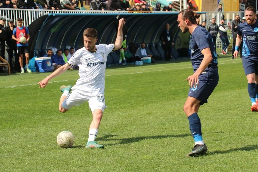 KOCAELİ'DE İKİ GRUP ARASINDA ÇIKAN ÇATIŞMADA 3 KİŞİ SİLAHLA VURULARAK YARALANDI. YARALILARDAN...