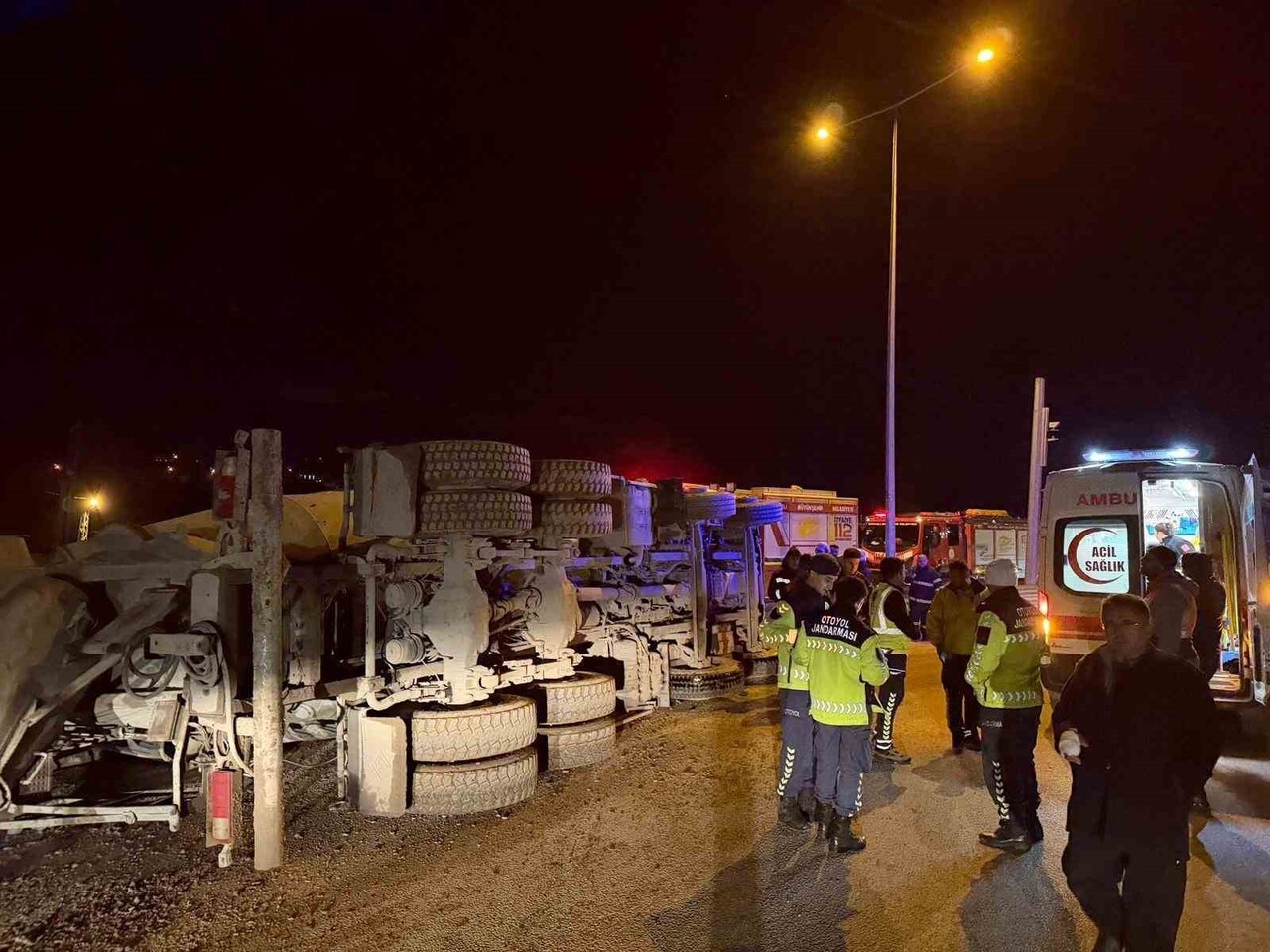 KOCAELİ'DE KUZEY MARMARA OTOYOLU GİRİŞİNDE BETON MİKSERİNİN DEVRİLMESİ SONUCU 2 KİŞİ ARAÇTA...