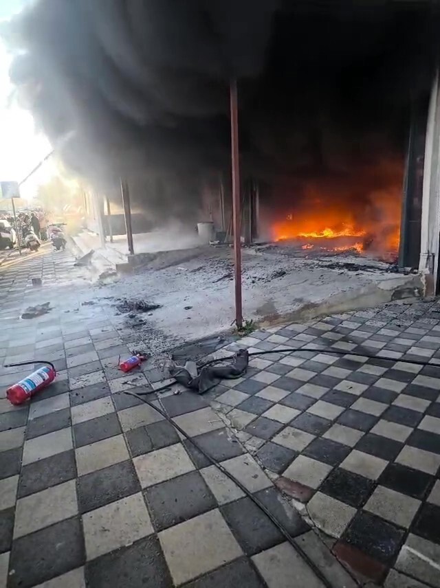 KOCAELİ'DE OTO TAMİRİ DÜKKANINDA ÇIKAN YANGINDA ALEVLER TÜM İŞ YERİNİ SARDI. DÜKKAN VE 2 ARAÇ KÜLE...