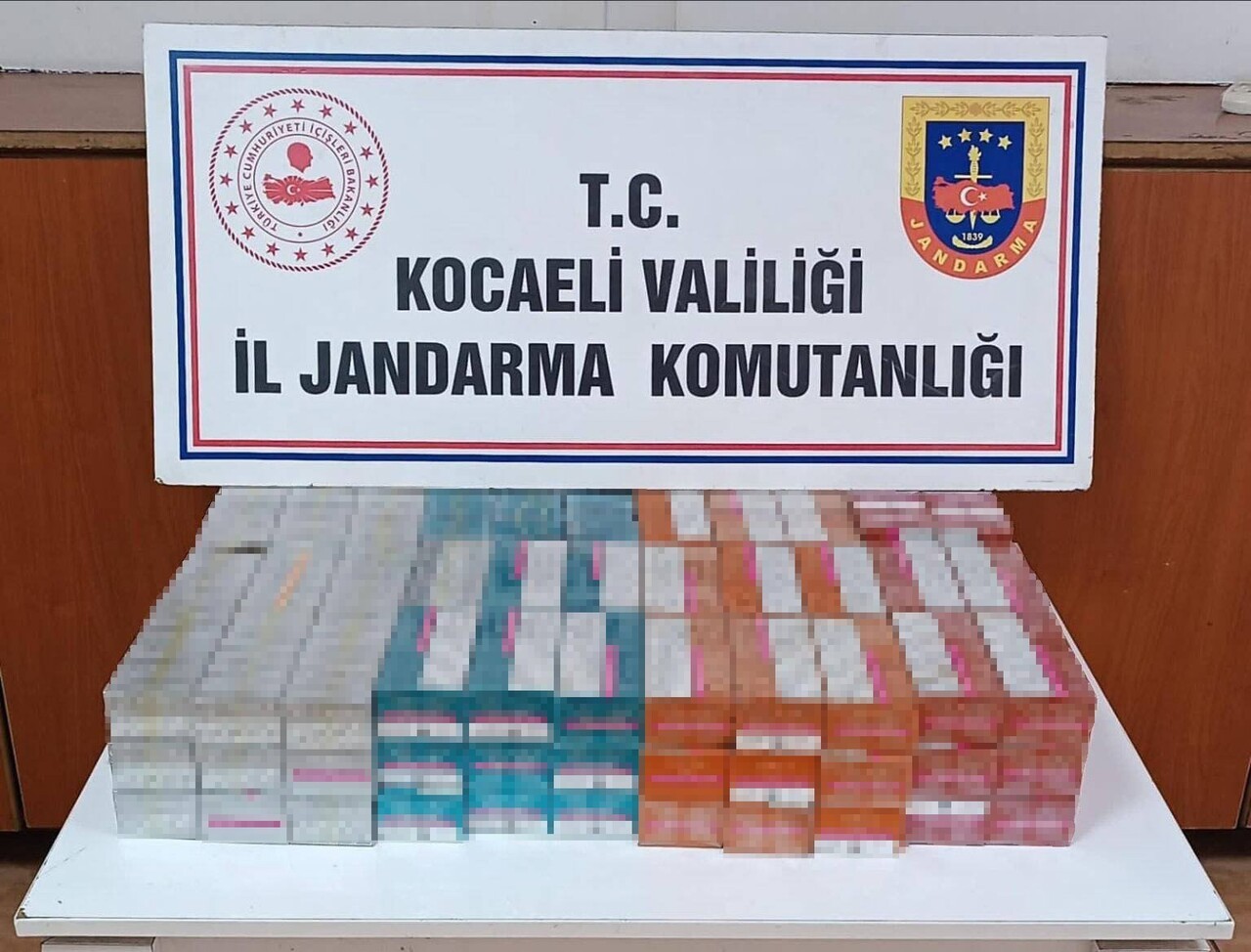 KOCAELİ'DE YAPILAN OPERASYONDA PİYASA DEĞERİ YAKLAŞIK 2.6 MİLYON TL OLAN 500 ADET ÜNLÜ MARKALARA...