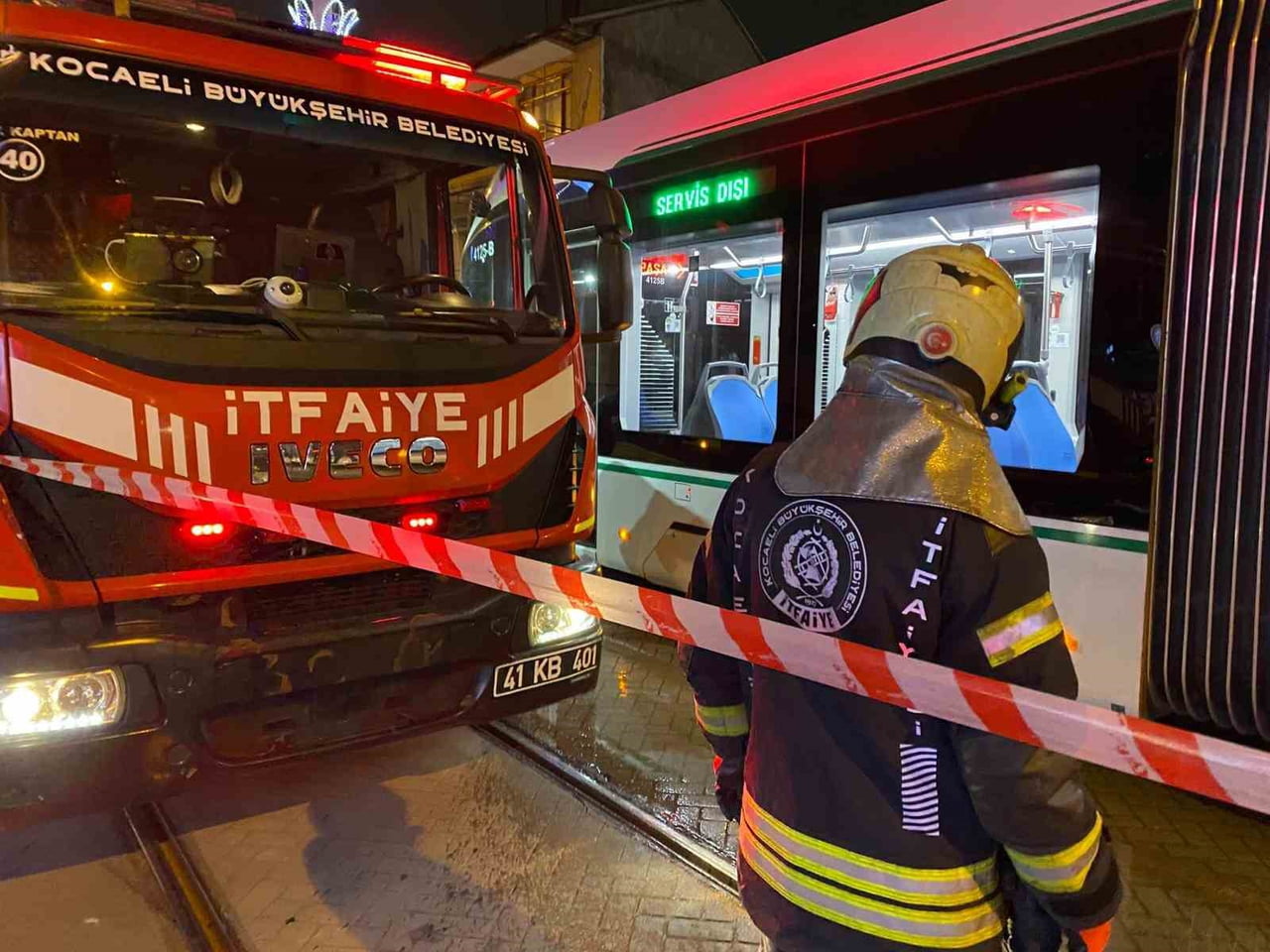 KOCAELİ'DE YOLUN KARŞISINA GEÇMEYE ÇALIŞAN 71 YAŞINDAKİ KADIN TRAMVAYIN ALTINDA KALDI. HASTANEYE...
