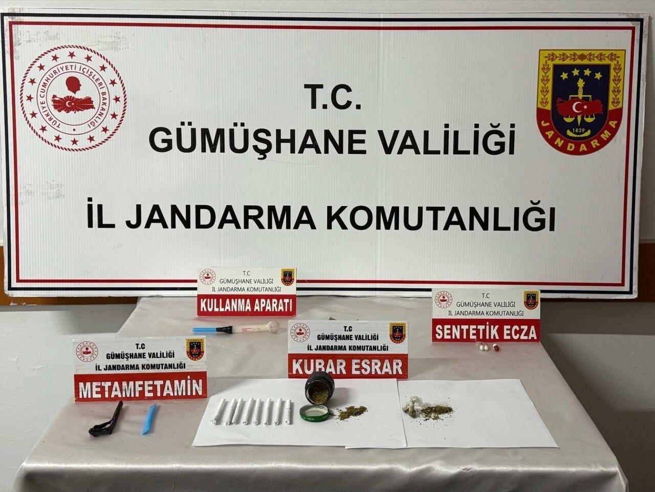 KOCAELİ'DEN GÜMÜŞHANE'YE UYUŞTURUCU TAŞIYAN ŞAHIS JANDARMA OPERASYONUYLA YAKALANDI.