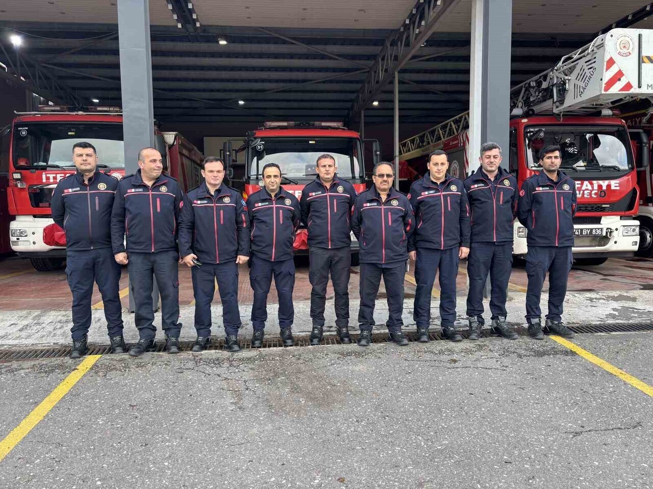 KOCAELİ'NİN BAŞİSKELE İLÇESİNDE 5 KATLI APARTMANDA ÇIKAN YANGINDA, MAHSUR KALAN VATANDAŞI KENDİ...