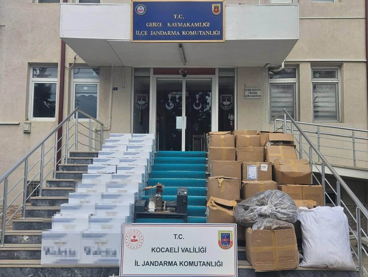 KOCAELİ'NİN DARICA İLÇESİNDE JANDARMA EKİPLERİNCE DÜZENLENEN KAÇAKÇILIK OPERASYONUNDA, PİYASA...