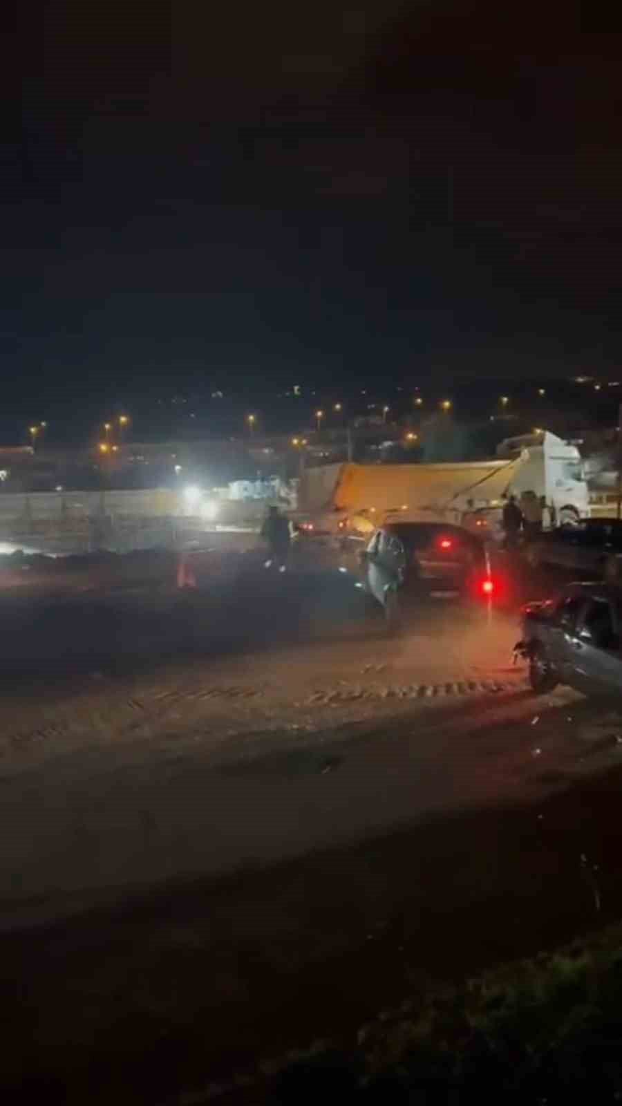 KOCAELİ'NİN DERİNCE İLÇESİNDE MADDİ HASARLI KAZANIN ARDINDAN TANSİYON YÜKSELDİ. ÖFKELENEN HAFİF...