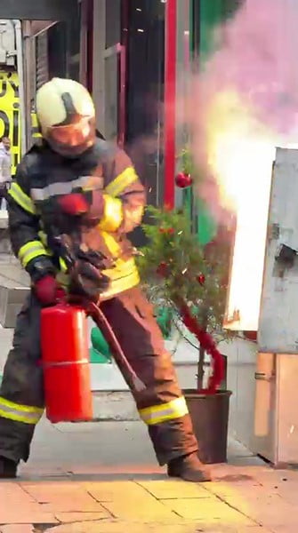 KOCAELİ'NİN GEBZE İLÇESİNDE TRAFODA ANİ PARLAMA İTFAİYENİN HIZLI MÜDAHALESİYLE FACİANIN ÖNÜNE...