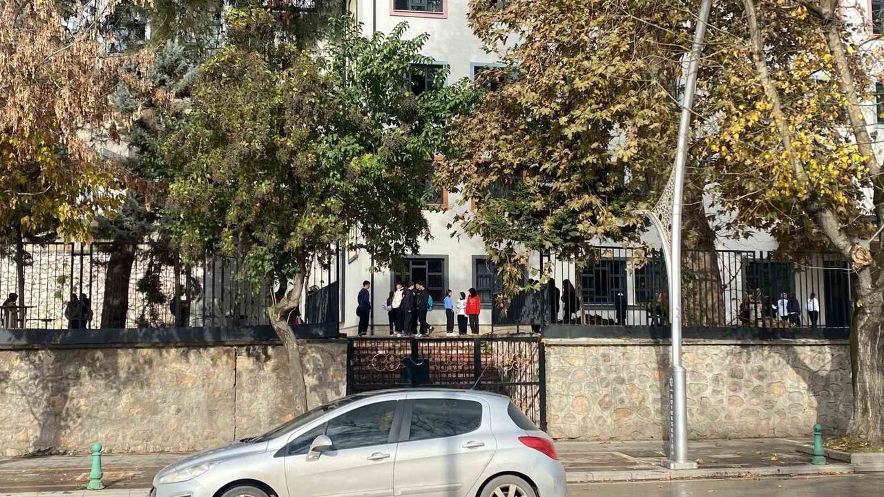 KOCAELİ'NİN İZMİT İLÇESİNDE EĞİTİM GÖRDÜĞÜ LİSENİN 3. KATINDAN DÜŞEN 15 YAŞINDAKİ ÖĞRENCİ AĞIR...