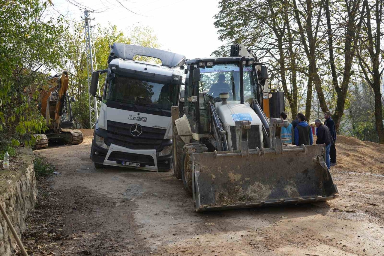 KOCAELİ'NİN İZMİT İLÇESİNDE MICIR YÜKLÜ KAMYONUN DAMPERİNİN DEVRİLMESİ SONUCU PANİKLEYEN SÜRÜCÜ...