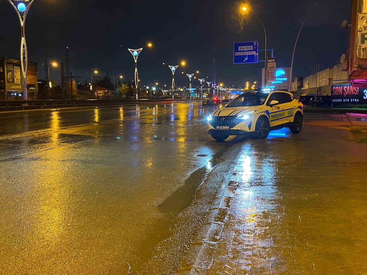 KOCAELİ'NİN İZMİT İLÇESİNDE TIRIN ÇARPTIĞI ÖNE SÜRÜLEN YAYA YAŞAMINI YİTİRDİ. TIR SÜRÜCÜSÜ, YAYAYA...