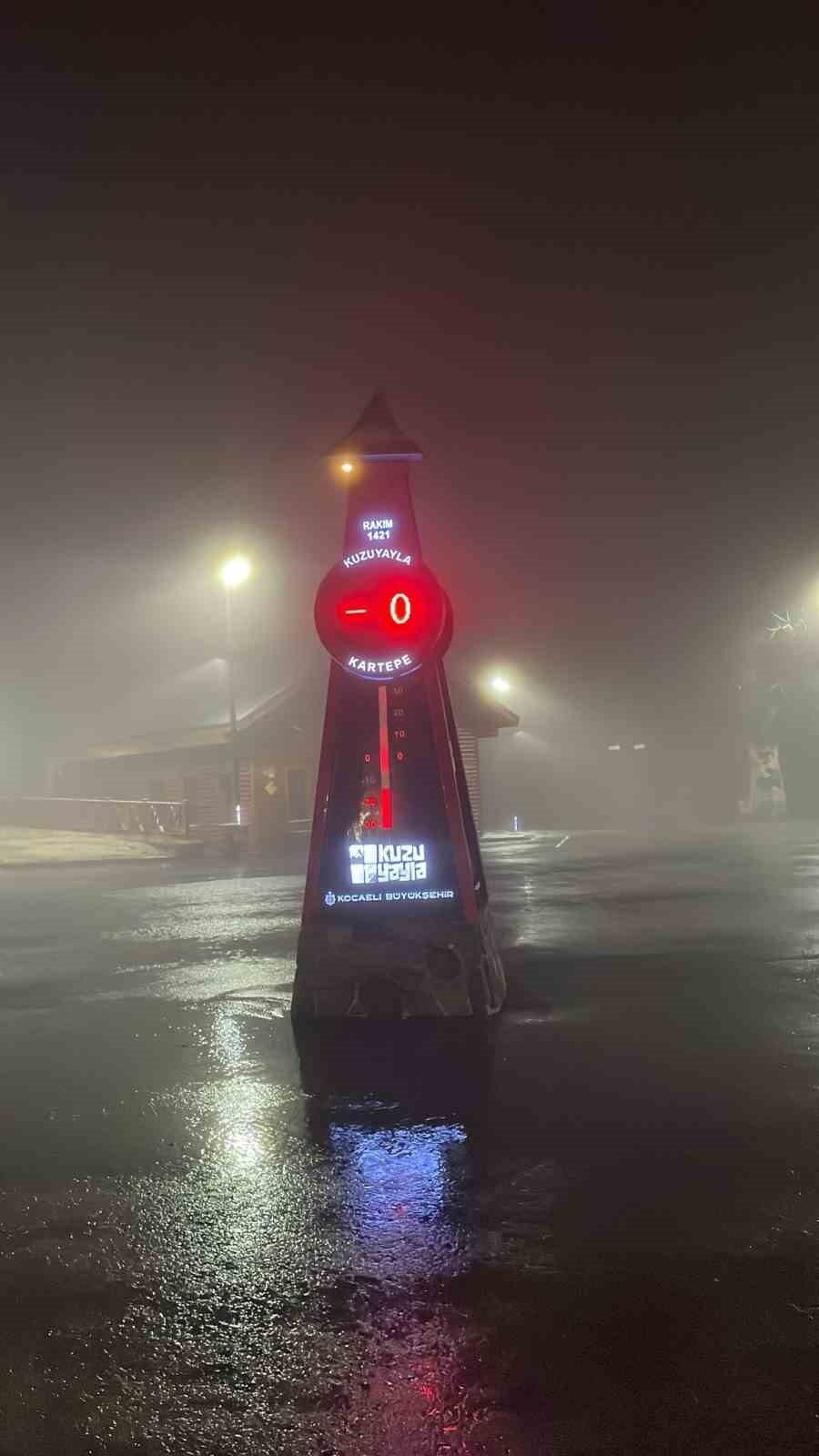 KOCAELİ'NİN KIŞ TURİZM MERKEZLERİNDEN KARTEPE'NİN YÜKSEK KESİMLERİNDE GECE SAATLERİNDE KAR YAĞIŞI...