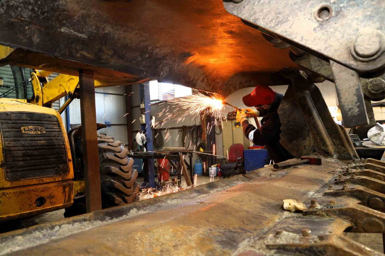 KOCAELİ BÜYÜKŞEHİR BELEDİYESİ, BÜNYESİNDEKİ "MAKİNE İKMAL ATÖLYESİ" SAYESİNDE İŞ MAKİNELERİ VE...