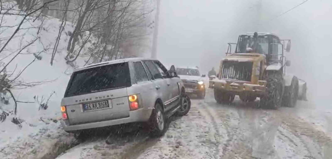 KOCAELİ BÜYÜKŞEHİR BELEDİYESİ EKİPLERİ, YÜKSEK KESİMLERDE ETKİLİ OLAN KAR YAĞIŞI NEDENİYLE YOL...