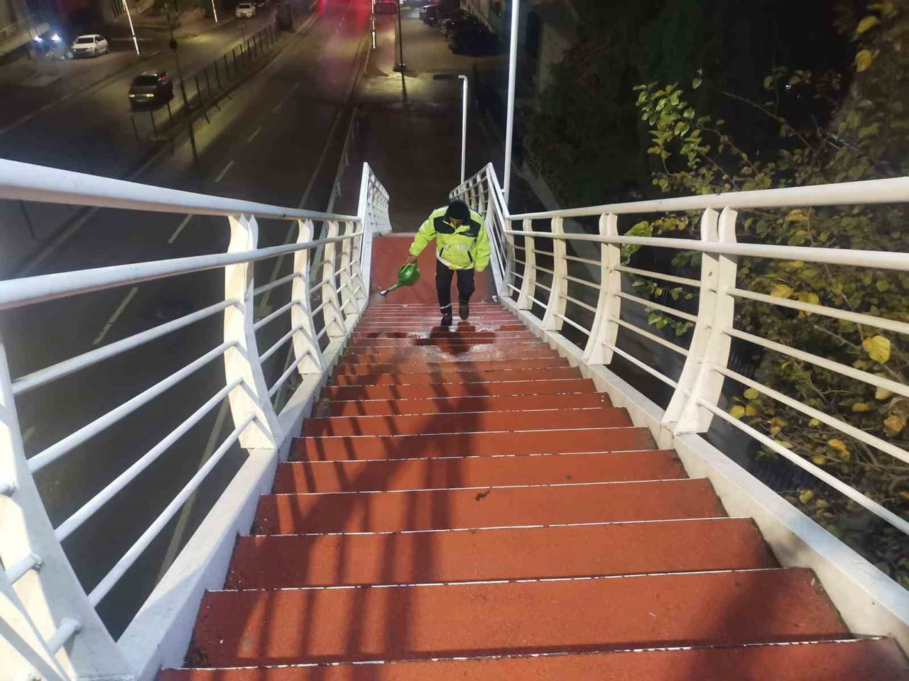 KOCAELİ BÜYÜKŞEHİR BELEDİYESİ, SOĞUK HAVA ŞARTLARIYLA BİRLİKTE OLUŞABİLECEK BUZLANMAYA KARŞI KENT...