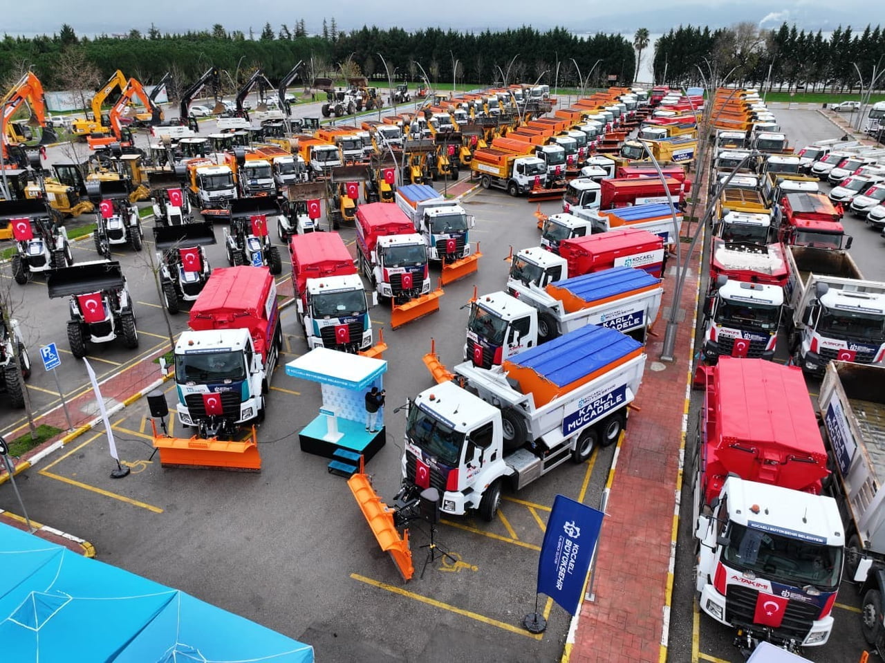 KOCAELİ BÜYÜKŞEHİR BELEDİYESİ TARAFINDAN 265 MİLYON 269 BİN LİRA YATIRIMLA ALINAN 42 İŞ MAKİNESİ...