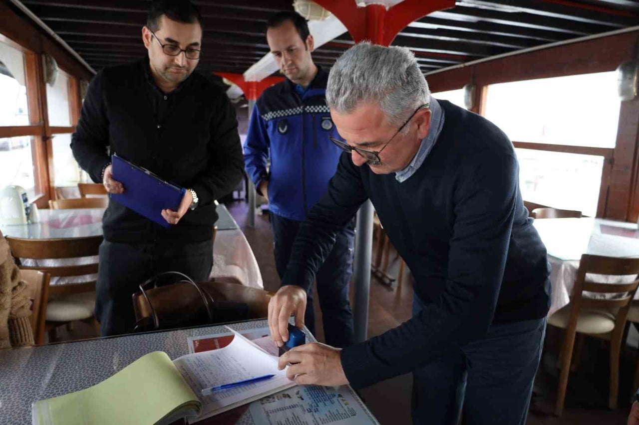 KOCAELİ BÜYÜKŞEHİR BELEDİYESİ ZABITA DAİRESİ BAŞKANLIĞI EKİPLERİ, İZMİT MARİNA’DA BULUNAN BALIKÇI...