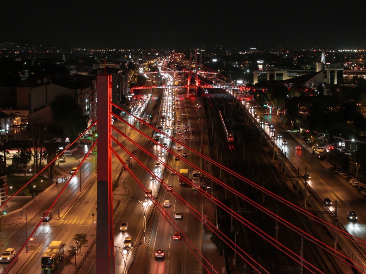 KOCAELİ BÜYÜKŞEHİR BELEDİYESİNCE KAZANDIRILAN SOSYAL DONATI ALANLARI, GECE AYDINLATMALARIYLA...