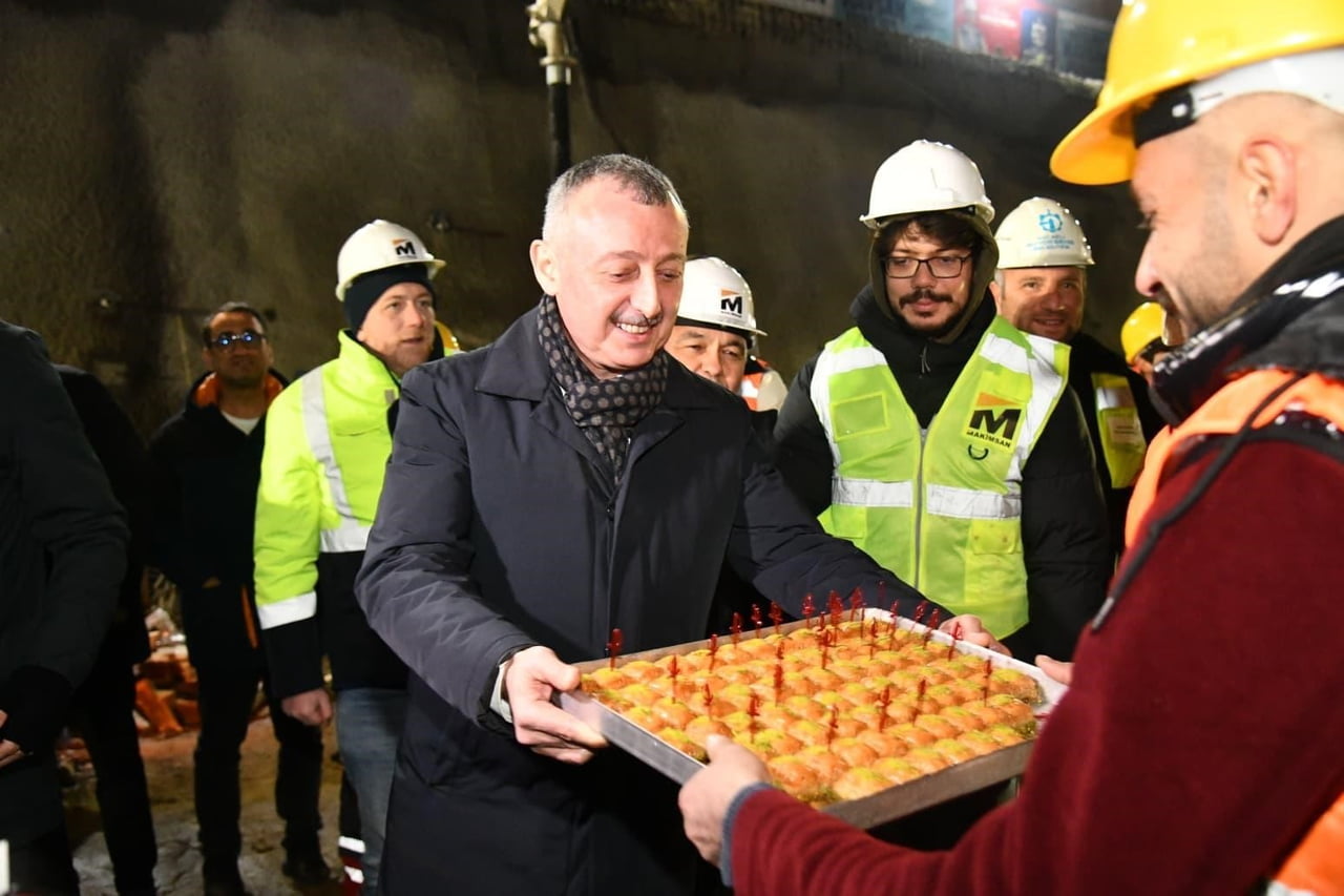 KOCAELİ BÜYÜKŞEHİR EKİPLERİ, 2025'İN SON SAATLERİNDE DE SAHADA GÖREV YAPARKEN, BAŞKAN BÜYÜKAKIN...