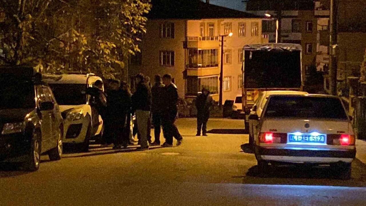 KOCAELİ’NİN KÖRFEZ İLÇESİNDE, 16 YAŞINDAKİ GENÇ EVDE BAŞINDAN VURULMUŞ HALDE BULUNDU; SAĞLIK...