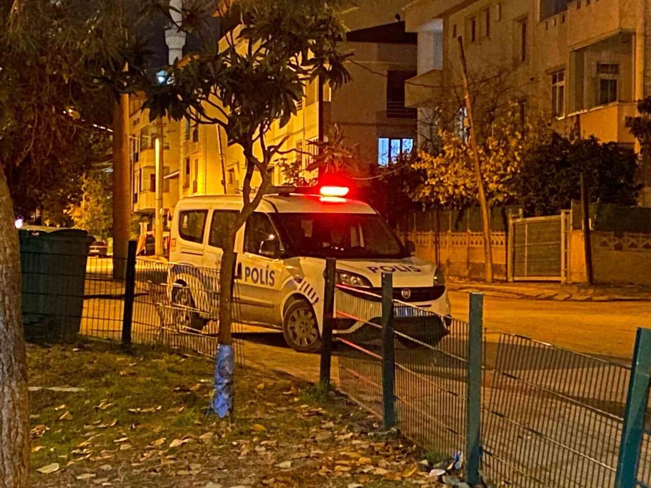 KOCAELİ’NİN KÖRFEZ İLÇESİNDE LİSELİ GENÇLER ARASINDA ÇIKAN KAVGADA M.Y. (16), OLAY YERİNDE YAPILAN...